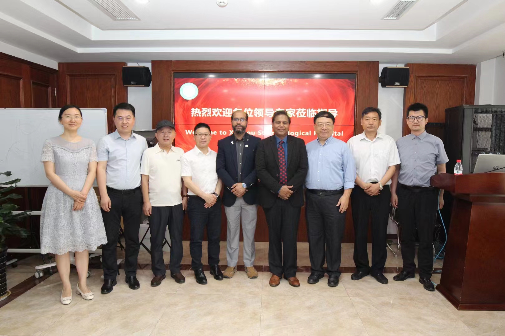 受徐州醫(yī)科大學(xué)口腔醫(yī)學(xué)院產(chǎn)業(yè)教授張杰博士的邀請(qǐng)，印度最好牙學(xué)院 (Maulana 牙學(xué)院)Kumar 教授和孟加拉達(dá)卡大學(xué) Mendy牙學(xué)院 Azad教授來(lái)徐大口腔進(jìn)行學(xué)術(shù)交流和考察。